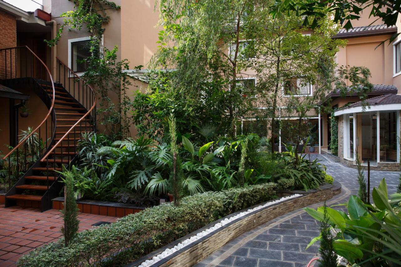 Hotel Thrive, A Tropical Courtyard Catmandu Exterior foto